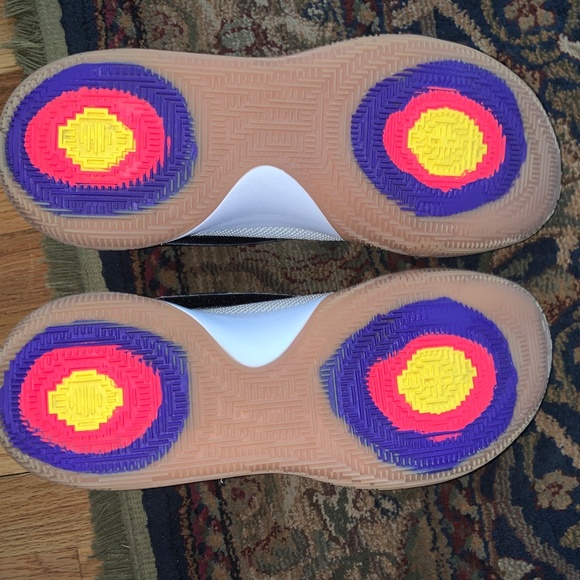 Kyrie 1 Low “White Black Gum” - Picture 4 of 4